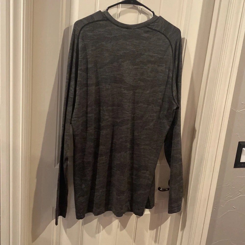 New Lululemon Men’s Long Sleeve - Picture 5 of 5